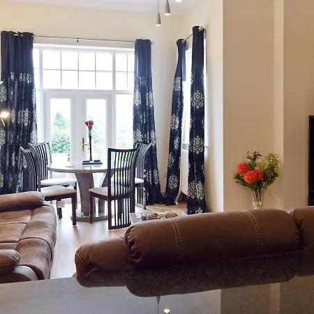 5 Ladstock Hall Holiday home *